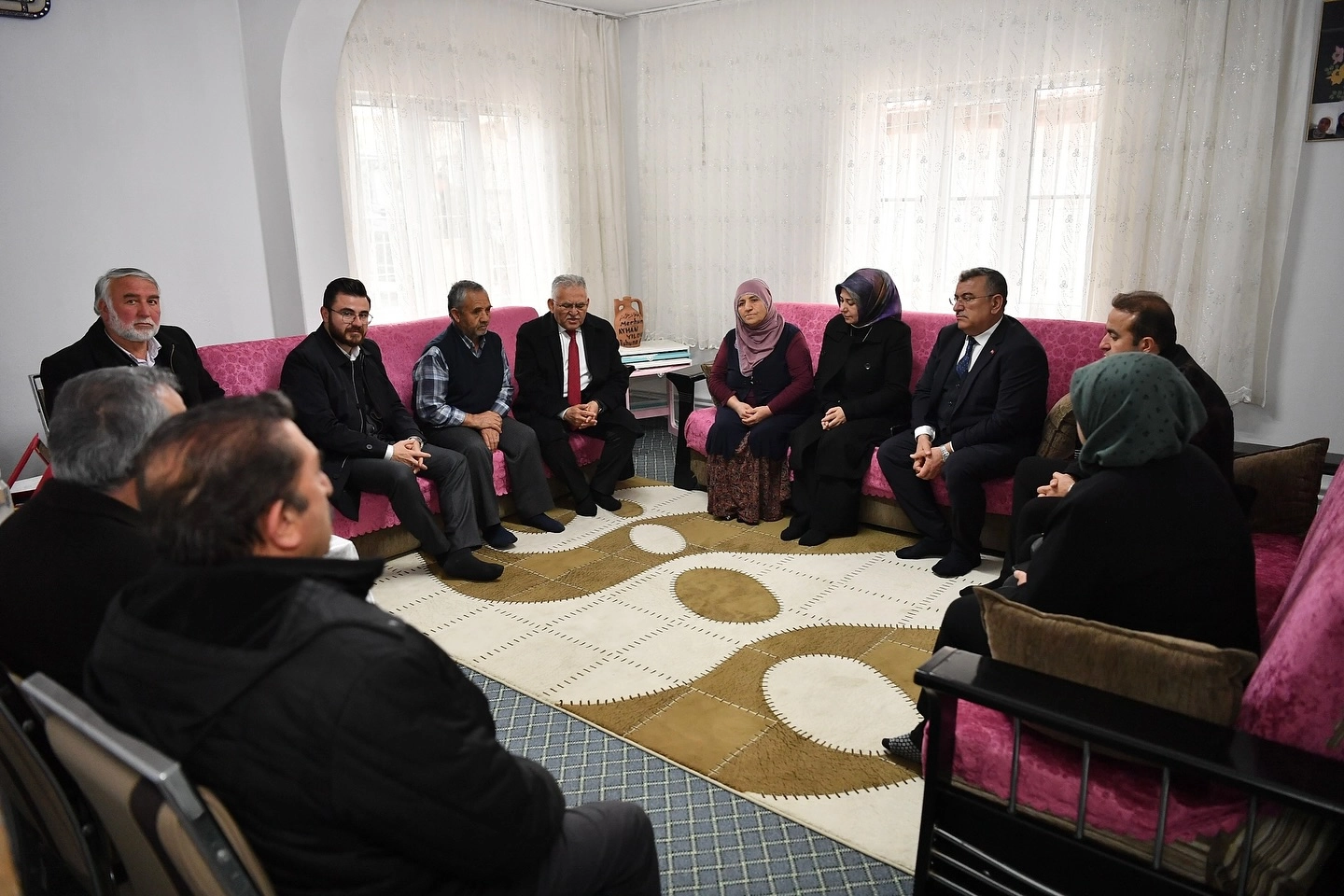 Memduh Büyükkılıç şehit ailelerinin yanında