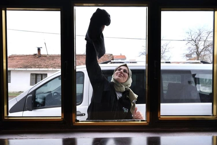 Bursa İnegöl Belediyesi'nden yaşlılara bayram temizliği