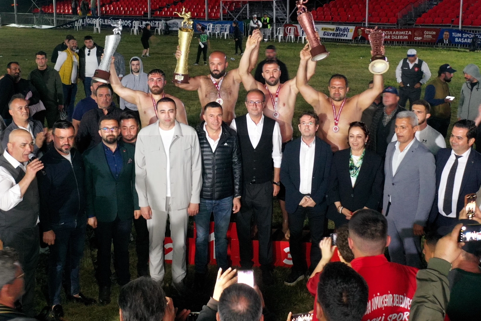 Antalya'da Gazipaşa güreşcisi sezona altın kemerle başladı