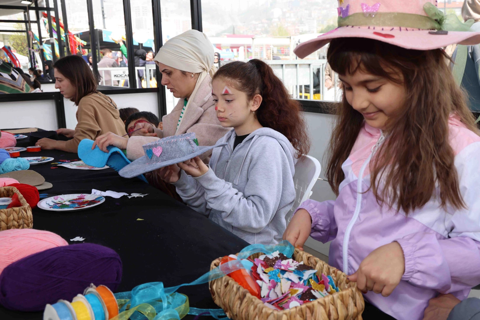 KO-MEK'te 23 Nisan coşkusu renkli şapkalara yansıdı