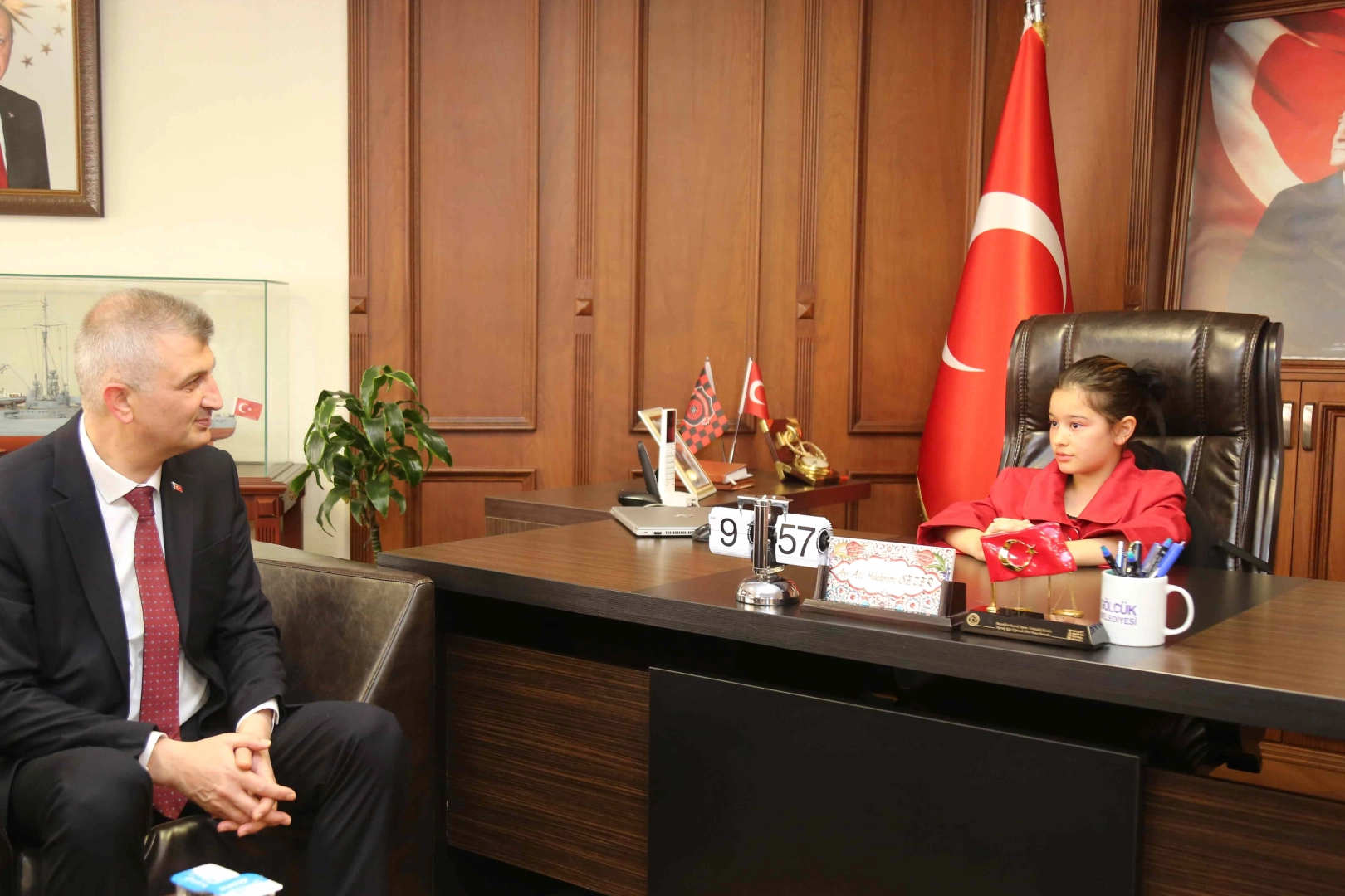 Başkan Sezer koltuğunu Aslı Çırak’a devretti