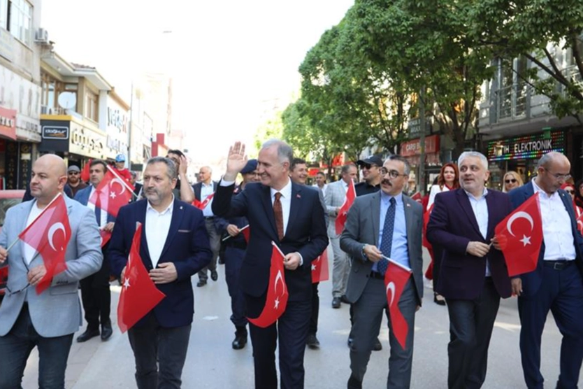 İnegöl’de 23 Nisan coşkusu sokaklara taştı