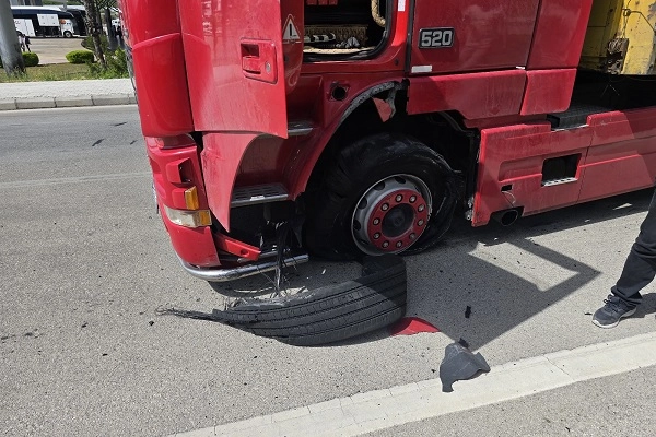 Antalya Kumluca'da trafikte korkutan patlama!