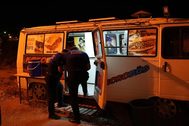 Denizli zabıtasından seyyar satıcılara müdahale