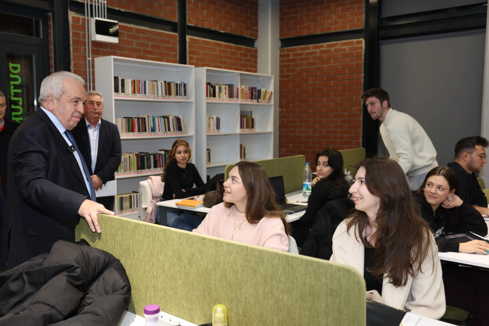 Bursa Nilüfer'de Başkan Özdemir'den gençlere finaller öncesi moral ziyareti