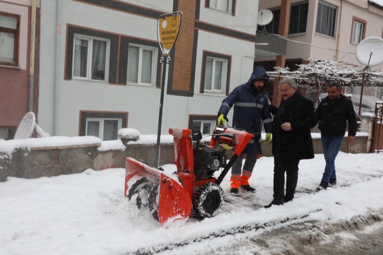 Mustafa Palancıoğlu karlı havada sahaya indi