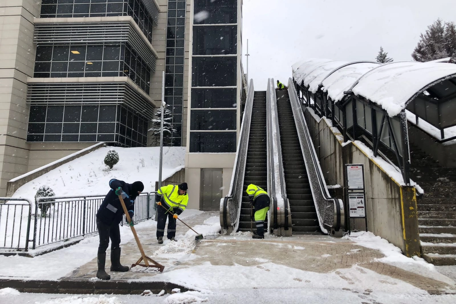 Kocaeli'de karla mücadelede 7/24 görevde