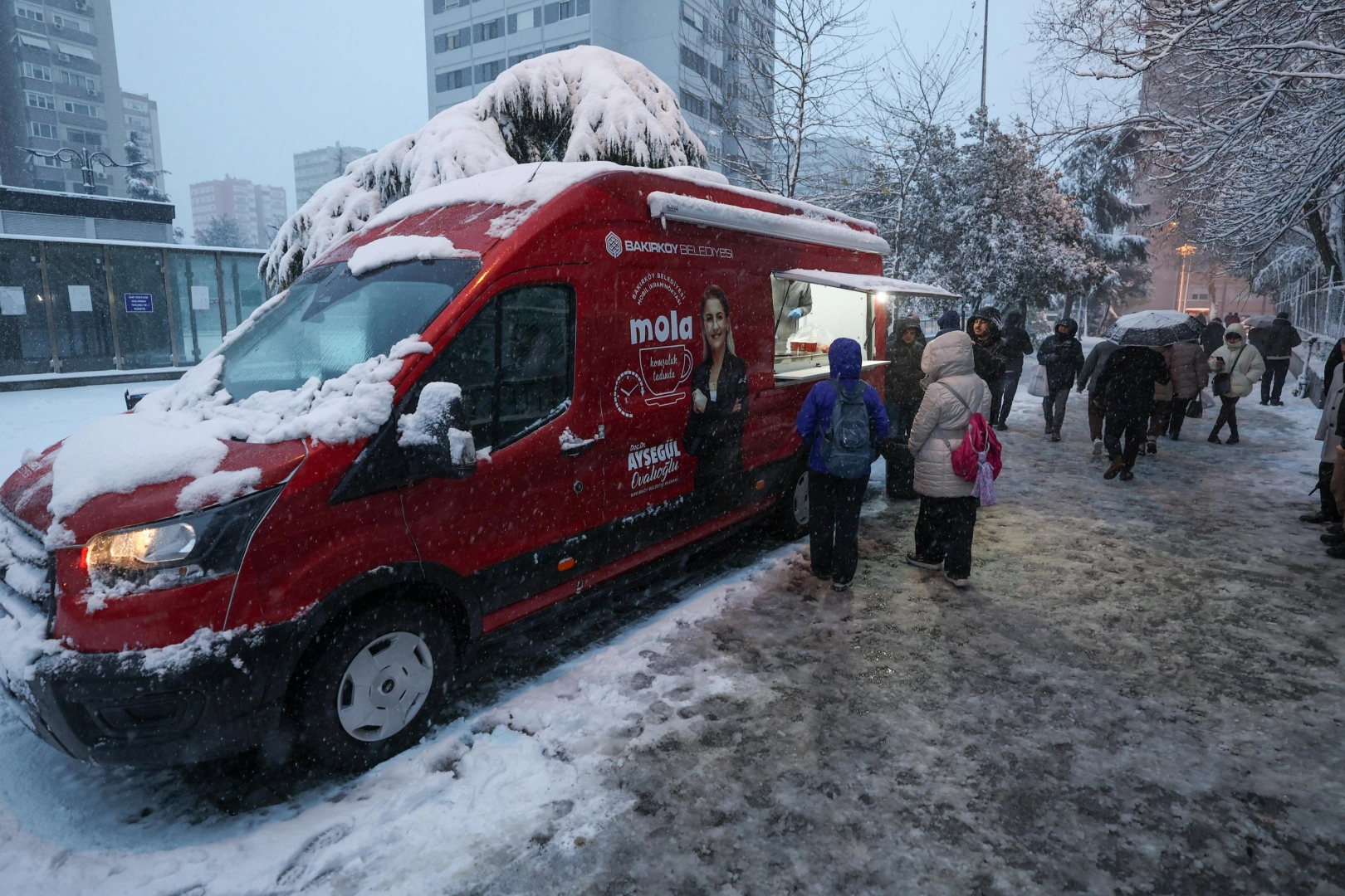 İstanbul Bakırköy'de karda sıcak çorba keyfi